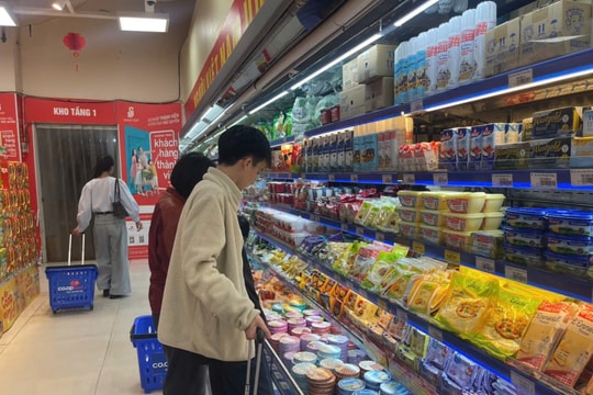 Mùng 4 Tết: Nguồn hàng dồi dào, thị trường vận hành ổn định