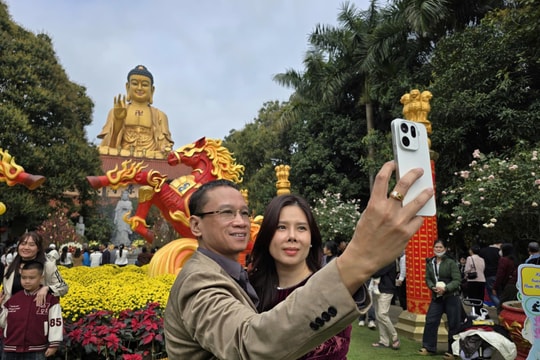Hàng vạn người viếng thăm ngôi chùa có tượng Phật lớn nhất Đông Nam Á tại xã Đoài Phương