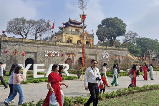 Hoàng Thành Thăng Long tiếp tục hút khách du xuân