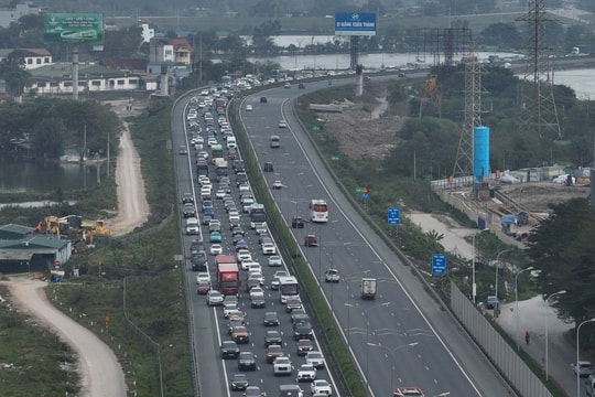 Gần cuối kỳ nghỉ Tết, phương tiện gia tăng ở cửa ngõ phía Nam Thủ đô