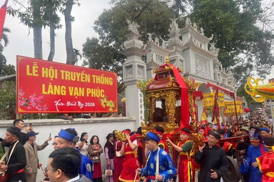 Rộn ràng lễ hội truyền thống làng Vạn Phúc