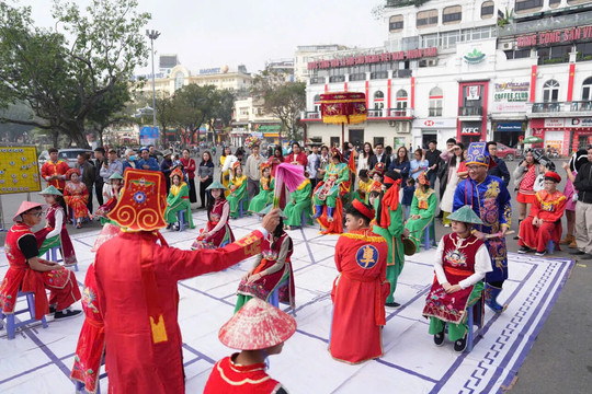Rộn ràng lễ hội “Cờ người - Nét đẹp văn hóa truyền thống Việt” giữa lòng Thủ đô