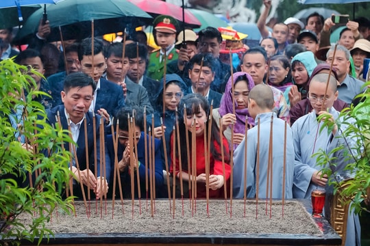 Du khách nô nức trẩy hội chùa Hương