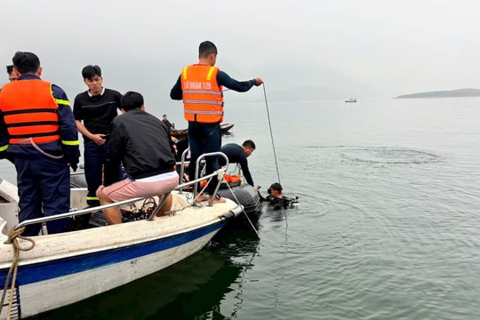 Đặc công Hải quân tìm thấy 1 thi thể vụ lật tàu trên hồ Thác Bà