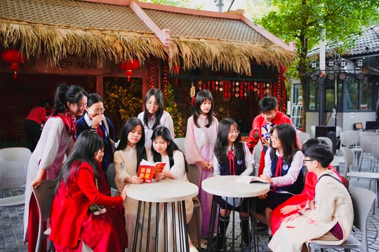 Du Xuân tìm hiểu tri thức – nét đẹp của học sinh Thủ đô