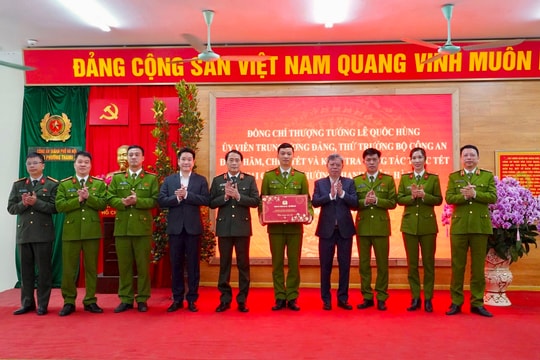 Thượng tướng Lê Quốc Hùng kiểm tra công tác trực Tết tại Công an phường Thanh Xuân