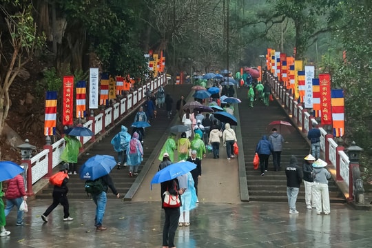 Biển người về chùa Hương trong ngày khai hội tháng Giêng