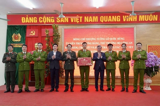 Thứ trưởng Bộ Công an Lê Quốc Hùng thăm, chúc Tết tại phường Thanh Xuân