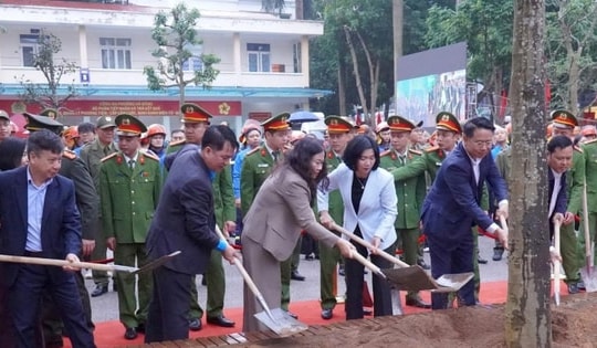 Chủ tịch HĐND TP Phùng Thị Hồng Hà dự Tết trồng cây tại Hà Đông