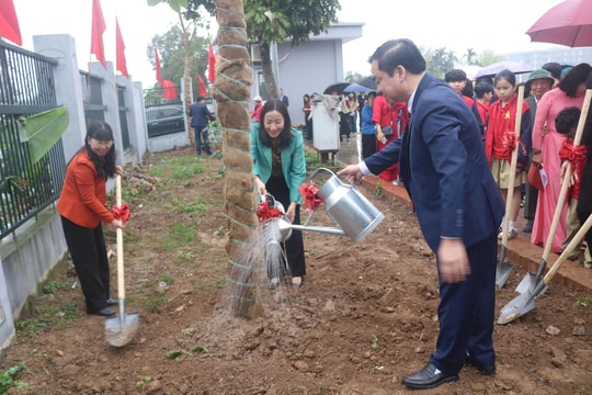 Tây Mỗ vận động người dân trồng và chăm sóc cây xanh