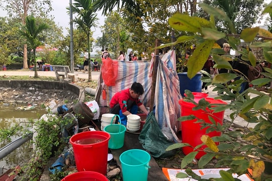 Lễ hội rộn ràng, ngộ độc rình rập