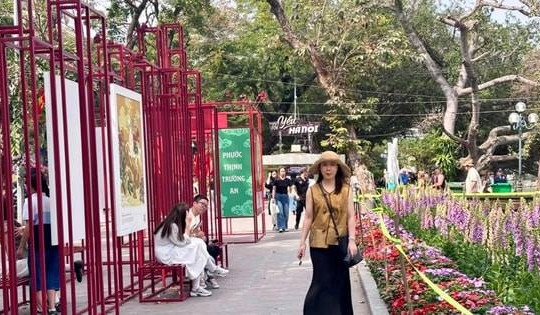 Công viên, vườn hoa Thủ đô “thay áo mới”: Không gian xanh níu chân người dân ngày xuân
