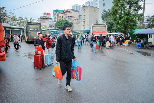 [Podcast] Tin tức ngày 22-2: Ngày cuối nghỉ Tết, bến xe, nhà ga kín khách