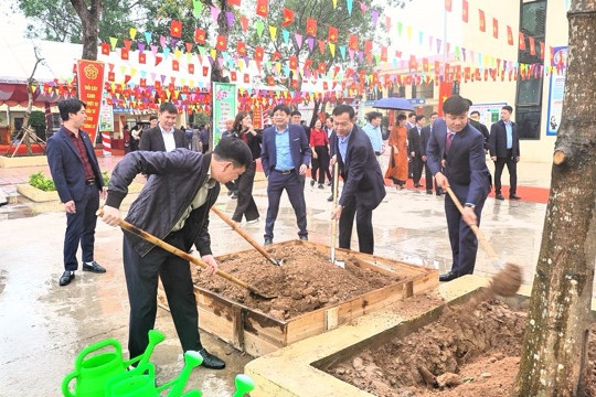 Hòa Xá ra quân trồng hơn 4.350 cây xanh