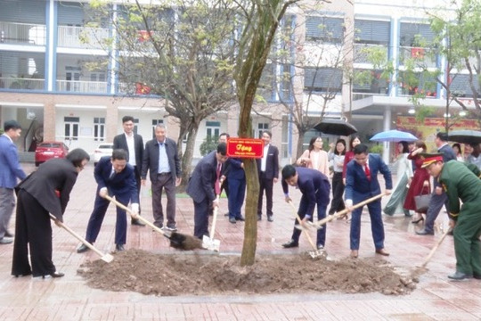 Xã Ứng Hoà thực hiện nghiêm phương châm “trồng cây đi đôi với chăm sóc, bảo vệ”