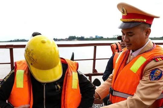 Cảnh sát đường thủy Hà Nội chủ động bảo đảm giao thông sau Tết Nguyên đán