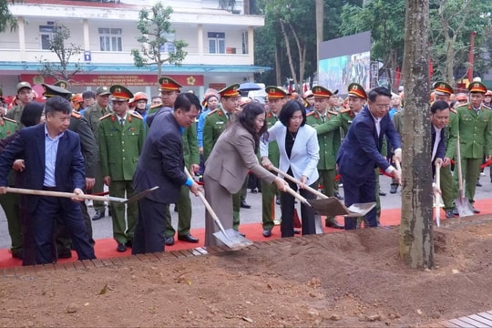 Chủ tịch HĐND thành phố Phùng Thị Hồng Hà dự Tết trồng cây tại Hà Đông