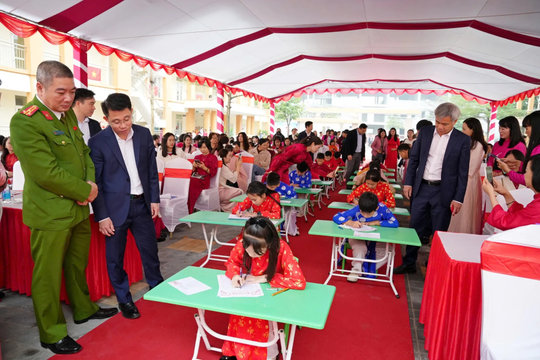 Sơn Tây khai bút đầu Xuân, phát động Tết trồng cây Bính Ngọ 2026