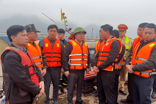 Lào Cai: khẩn trương khắc phục hậu quả vụ va chạm giữa phà chở đá và tàu khách trên hồ Thác Bà