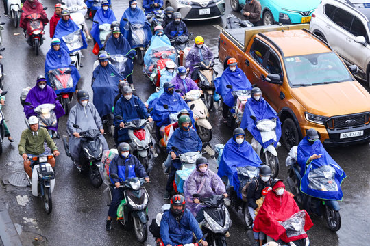 Người dân đội mưa trở lại Thủ đô sau kỳ nghỉ Tết Nguyên đán
