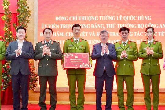 Thứ trưởng Bộ Công an Lê Quốc Hùng kiểm tra công tác trực Tết tại Công an phường Thanh Xuân