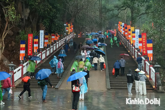 Khai hội Chùa Hương 2026: Hàng vạn người trẩy hội từ tinh mơ