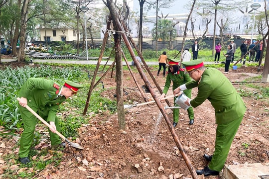 Tích cực hưởng ứng phong trào trồng cây đời đời nhớ ơn Bác Hồ trong lực lượng Công an Thủ đô