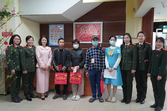Công an Thủ đô thăm, tặng 80 suất cho bệnh nhân Bệnh viện Tim Hà Nội