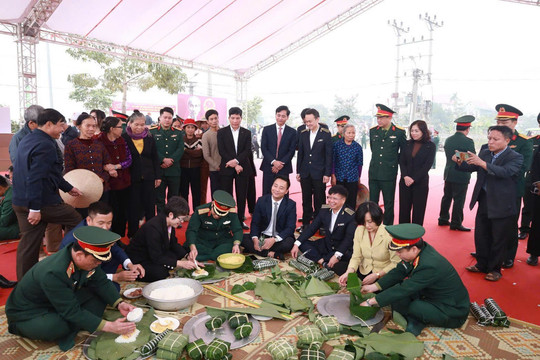 Ấm áp Tết quân dân
