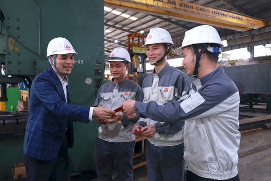 Lãnh đạo Liên đoàn Lao động thành phố Hà Nội thăm, động viên sản xuất đầu năm