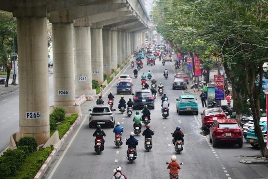 Đường phố Hà Nội thông thoáng bất ngờ sáng ngày làm việc đầu tiên sau kỳ nghỉ Tết Nguyên đán