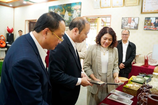 Lãnh đạo xã Chuyên Mỹ động viên làng nghề truyền thống đầu xuân