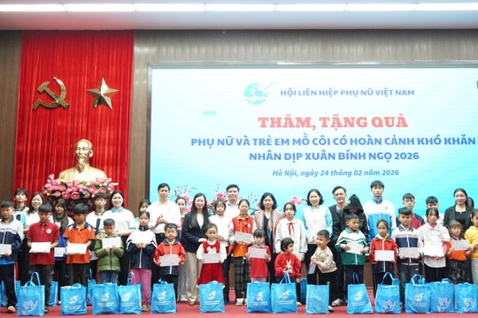 Trao 100 suất quà tặng phụ nữ, trẻ em có hoàn cảnh khó khăn