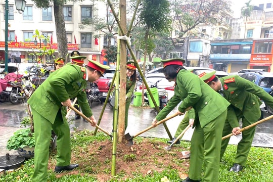 Tuổi trẻ Công an phường Hoàn Kiếm hưởng ứng phong trào Tết trồng cây