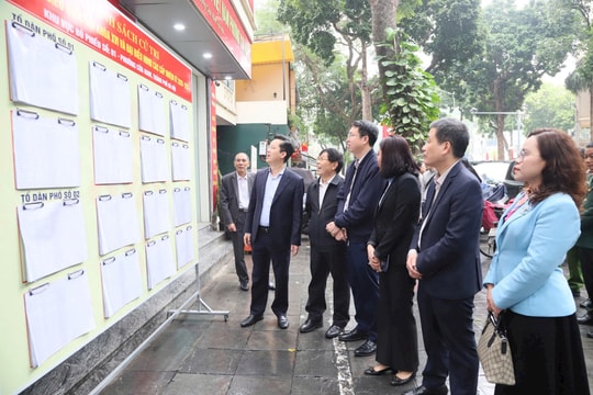 Kiểm tra công tác bầu cử tại phường Cửa Nam