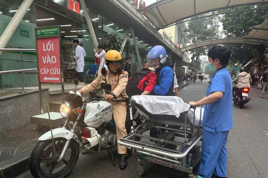 Hà Nội: Cảnh sát giao thông dùng xe chuyên dụng đưa bệnh nhân đi bệnh viện