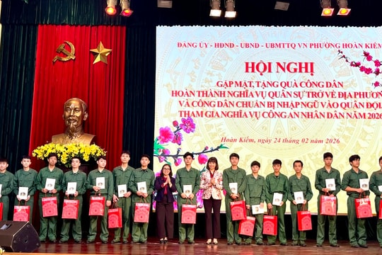 Hoàn Kiếm: Trao 22 sổ tiết kiệm tặng tân binh trước khi nhập ngũ