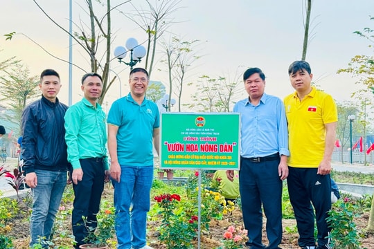 Nam Phù: Gắn biển công trình vườn hoa chào mừng bầu cử Quốc hội và HĐNĐ các cấp