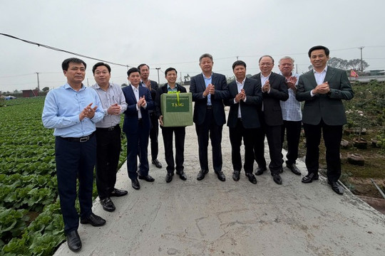 Lãnh đạo thành phố làm việc với xã Bát Tràng và Thư Lâm về phát triển nông nghiệp và công nghiệp