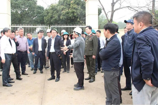 Phó Bí thư Thường trực Thành ủy Nguyễn Trọng Đông kiểm tra công tác giải phóng mặt bằng tại Hòa Lạc