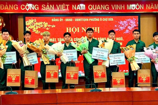 Đảng ủy phường Ô Chợ Dừa kết nạp quần chúng ưu tú chuẩn bị nhập ngũ vào Đảng