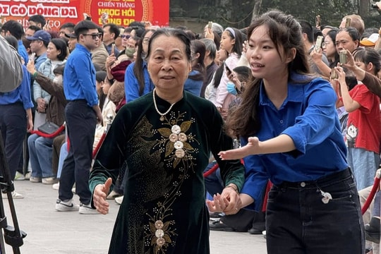 Lặng thầm góp sức, rạng rỡ sắc áo xanh mùa lễ hội