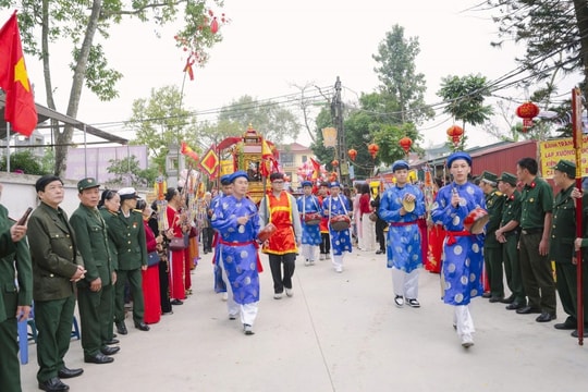 Để lễ hội là mùa vui náo nức...
