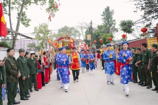 Để lễ hội là mùa vui náo nức...
