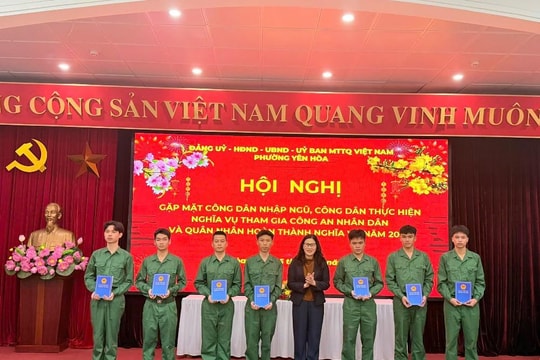 Phường Yên Hoà gặp mặt, tặng quà công dân lên đường nhập ngũ