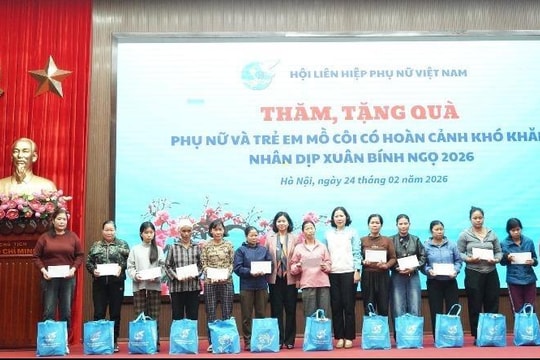 Hội LHPN Việt Nam: Trao 100 suất quà tặng phụ nữ, trẻ em có hoàn cảnh khó khăn tại 6 xã, phường trên địa bàn Hà Nội