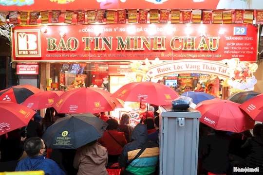 Người dân đội mưa chờ mua vàng ngày vía Thần Tài