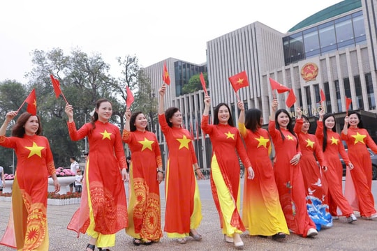 Ngày 15-3, Phụ nữ Thủ đô mặc áo dài tham gia bầu cử