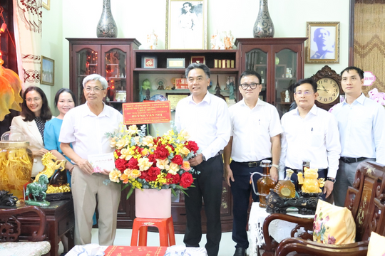 Lãnh đạo TP Hồ Chí Minh thăm, tôn vinh các “cây đại thụ” ngành Y tế