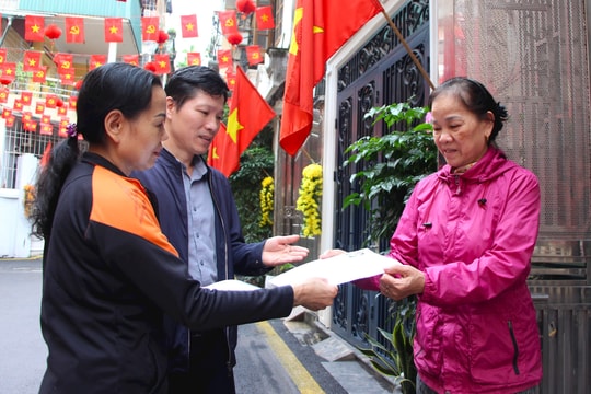 Phường Ngọc Hà: “Đi từng ngõ, gõ từng nhà” tuyên truyền về bầu cử